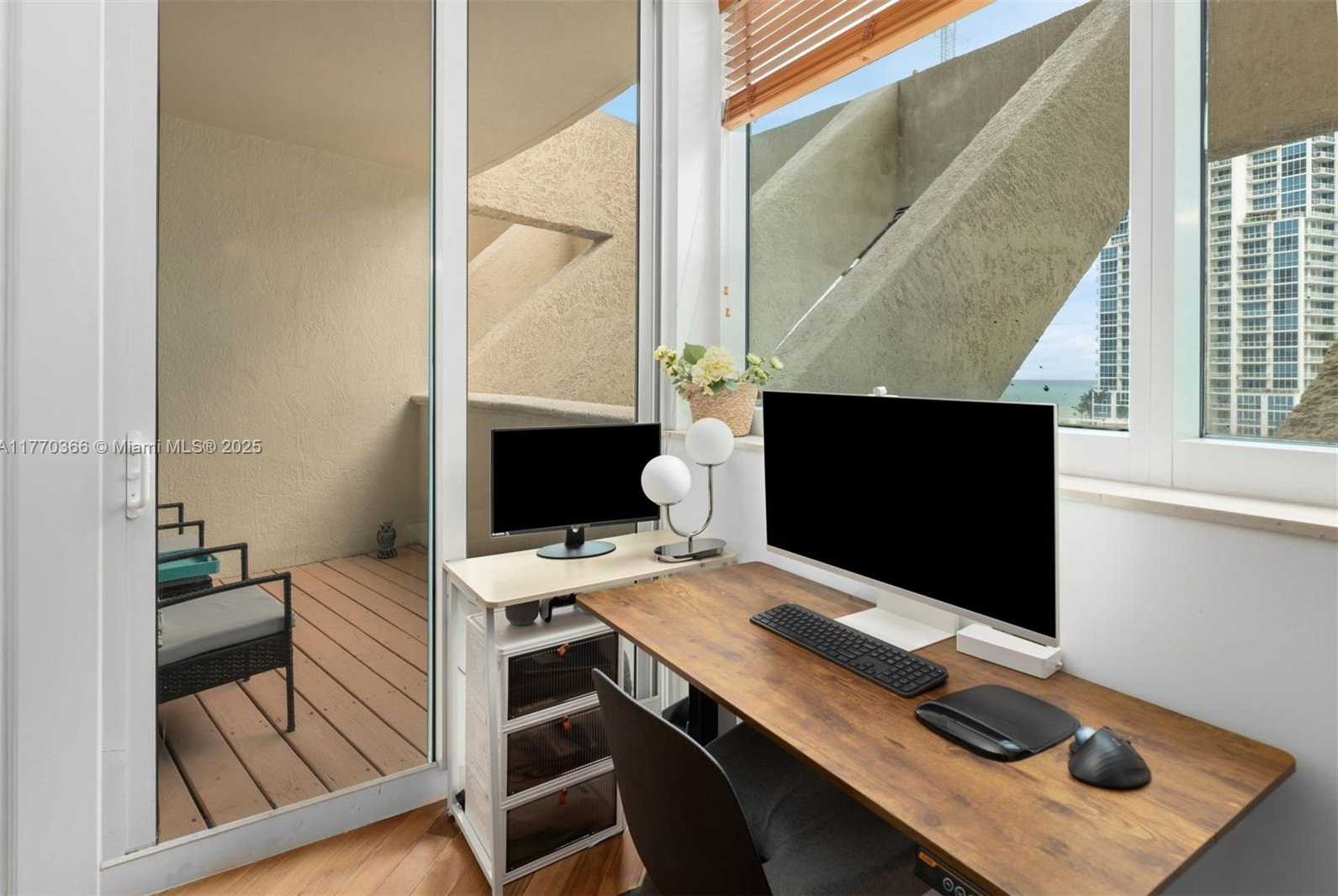 Small Image of 300 SOUTH POINTE DR #907, Miami Beach Number 3