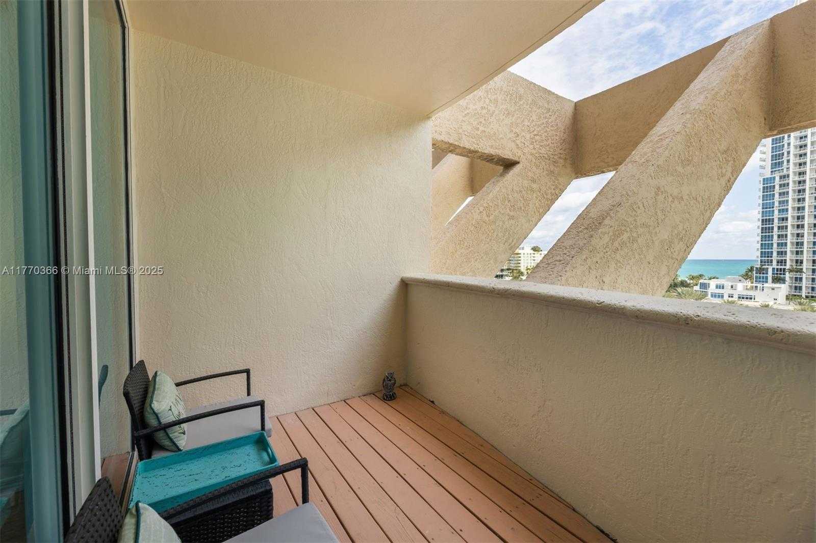 Small Image of 300 SOUTH POINTE DR #907, Miami Beach Number 4