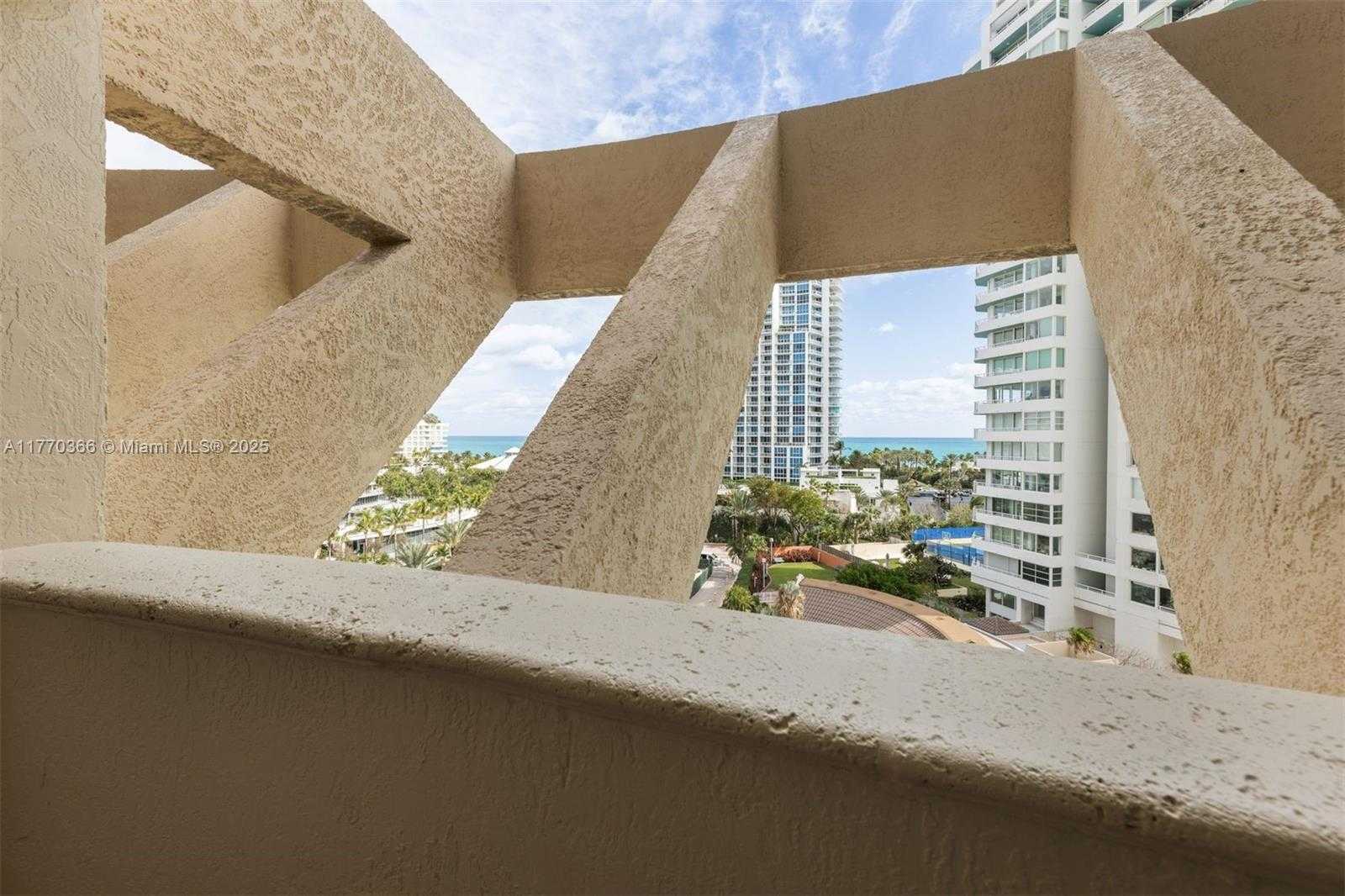 Small Image of 300 SOUTH POINTE DR #907, Miami Beach Number 5