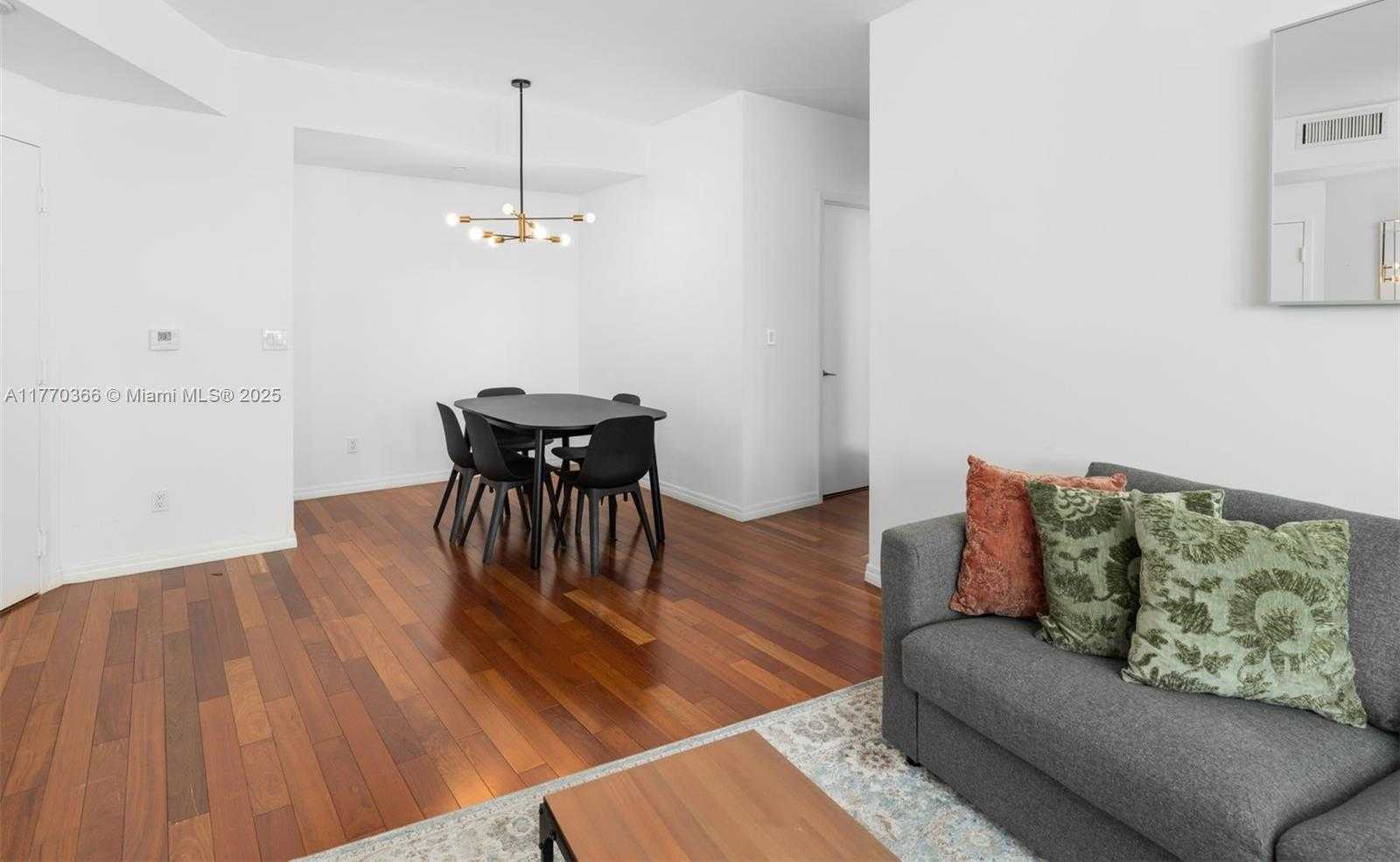 Small Image of 300 SOUTH POINTE DR #907, Miami Beach Number 7