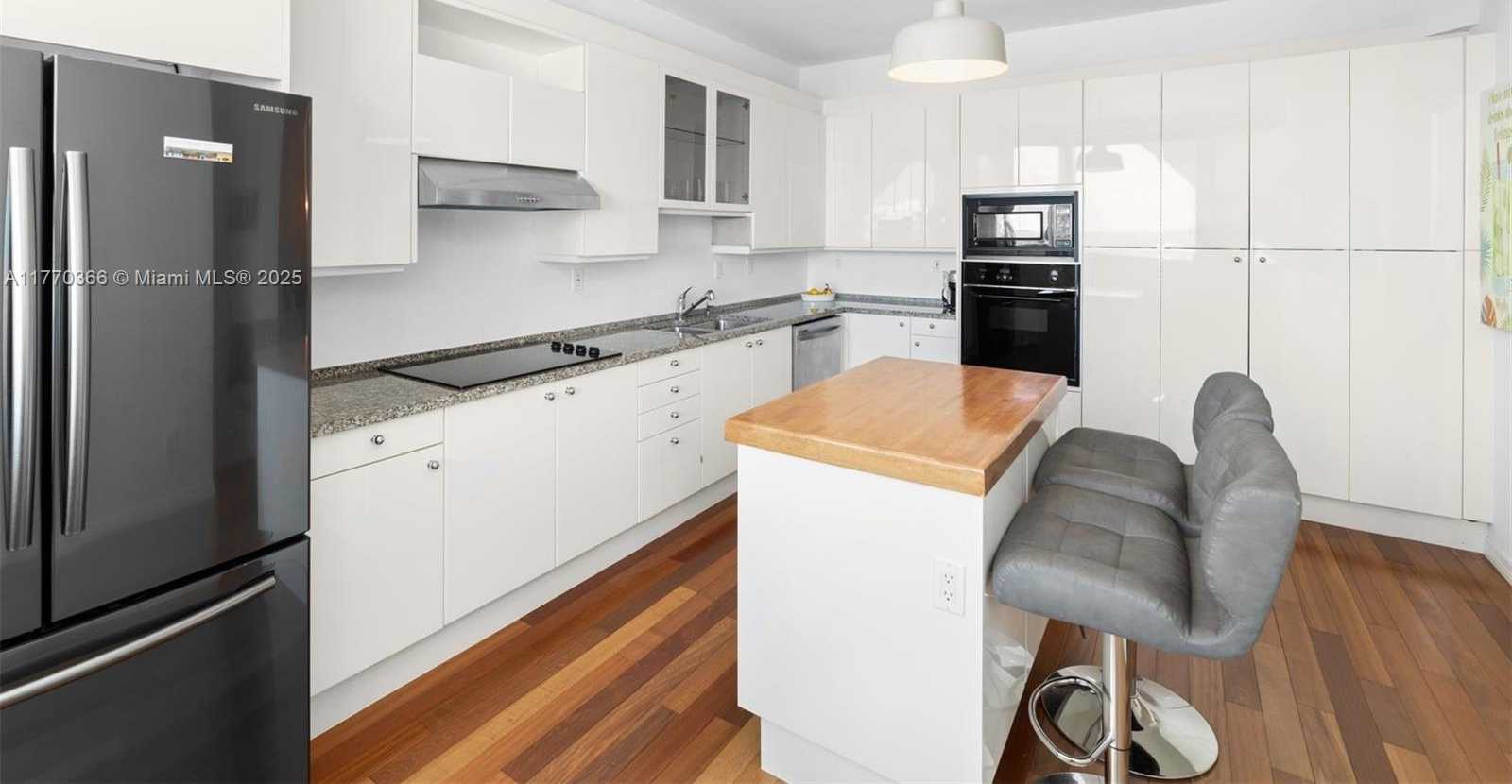 Small Image of 300 SOUTH POINTE DR #907, Miami Beach Number 8