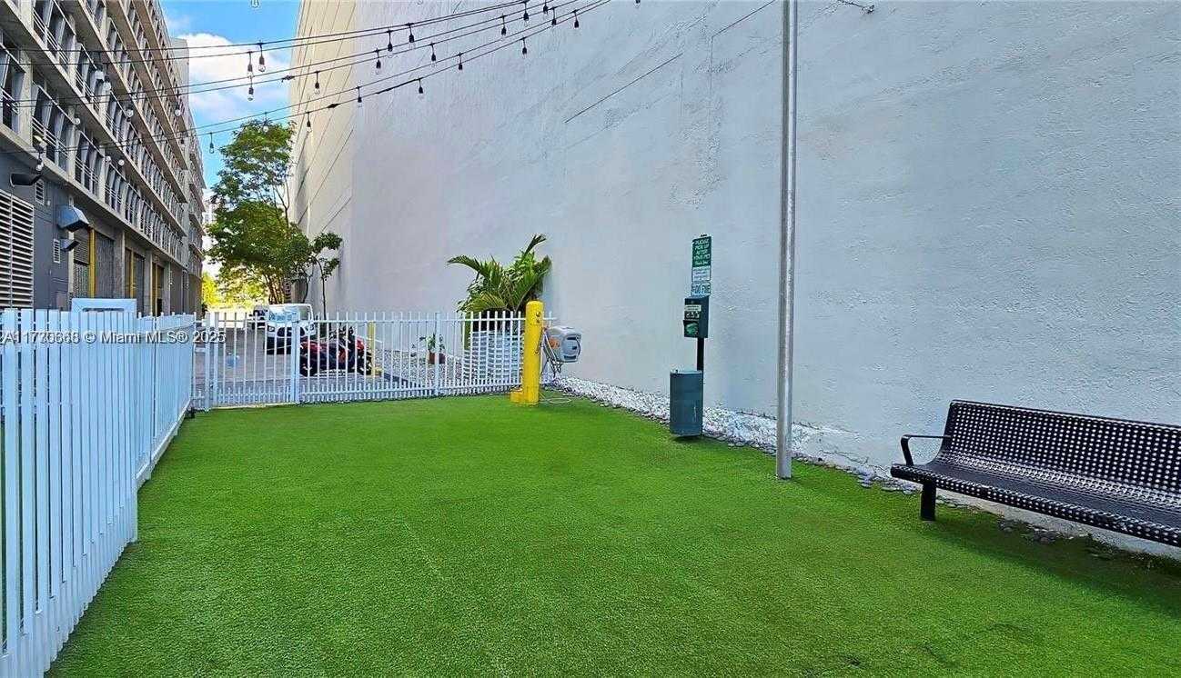 Small Image of 690 SOUTH WEST 1ST CT #1518, Miami Number 25