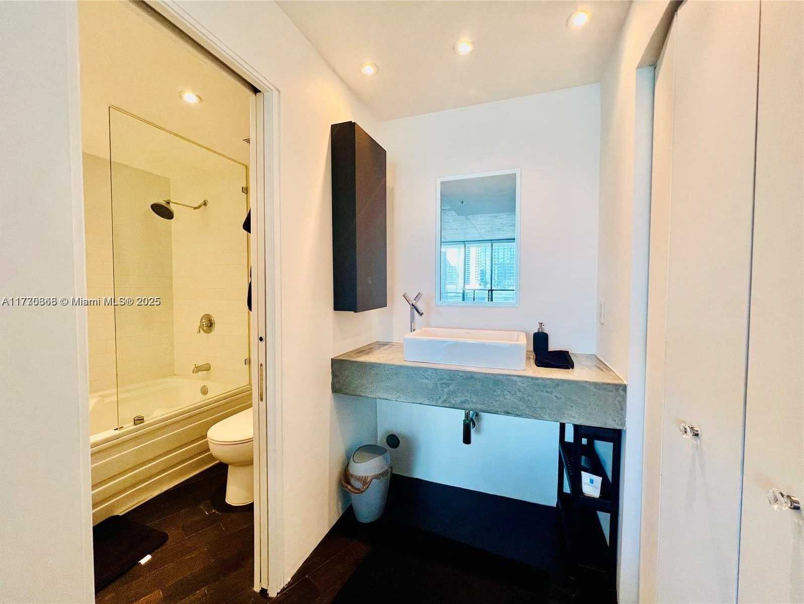 Small Image of 690 SOUTH WEST 1ST CT #1518, Miami Number 6