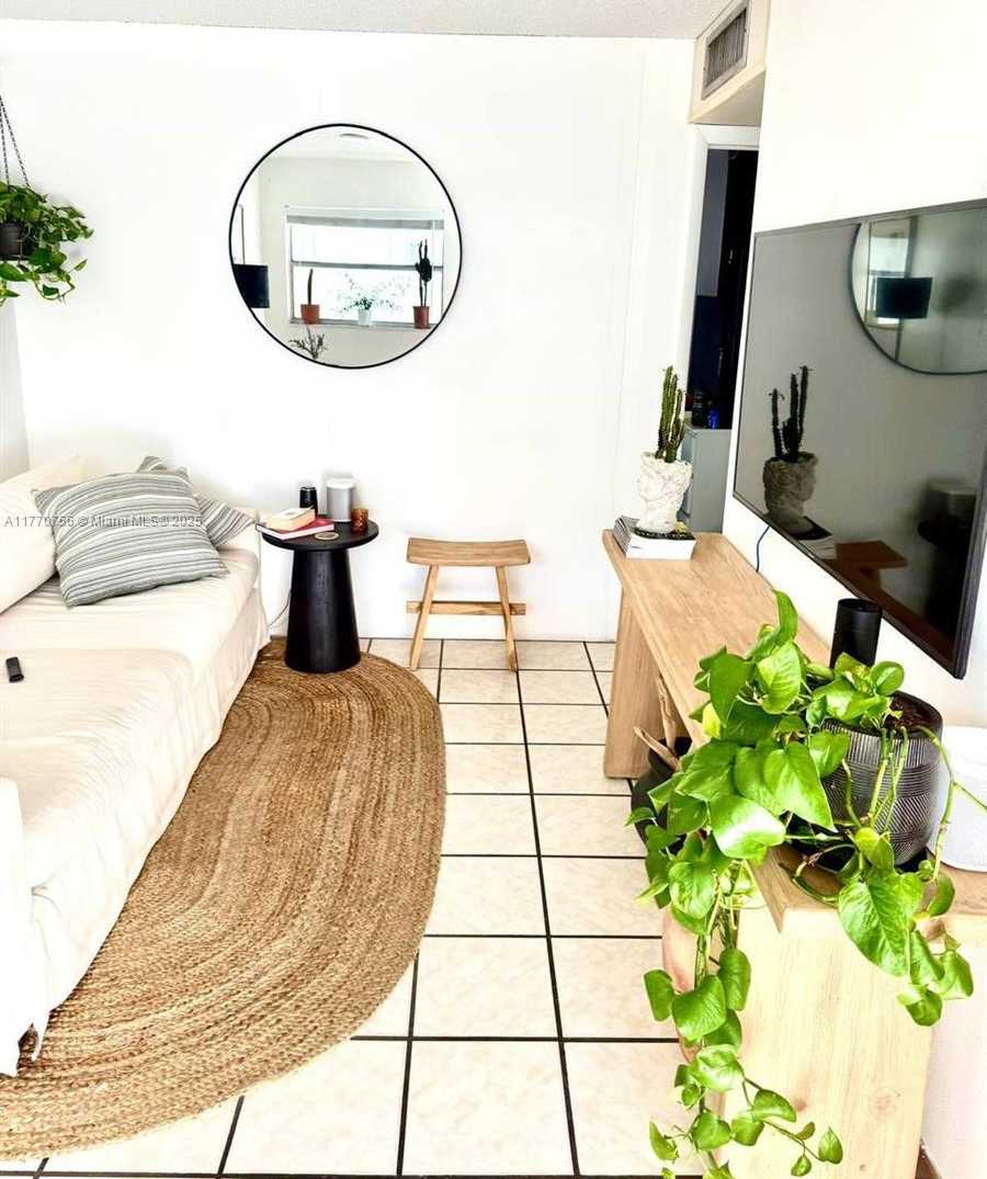 Small Image of 1580 WEST AVE #407, Miami Beach Number 3