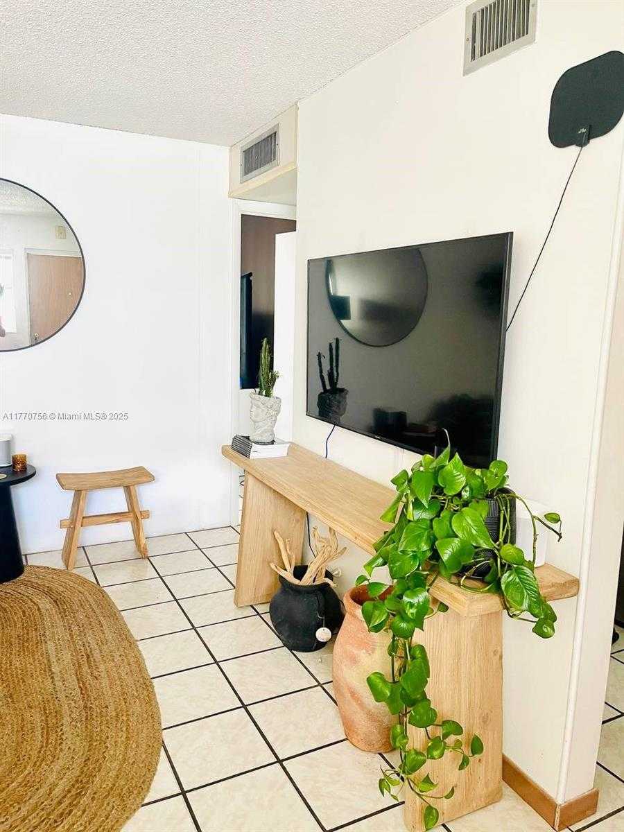 Small Image of 1580 WEST AVE #407, Miami Beach Number 4