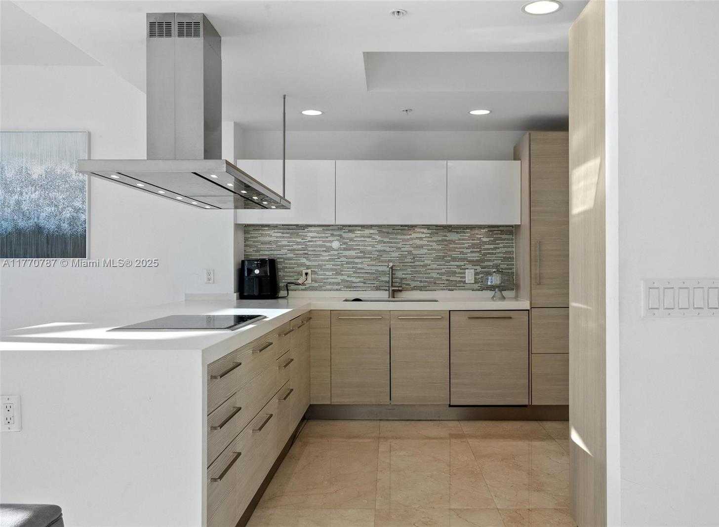 Small Image of 17301 BISCAYNE BLVD #211, North Miami Beach Number 13
