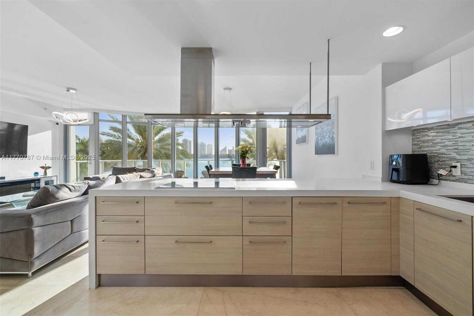 Small Image of 17301 BISCAYNE BLVD #211, North Miami Beach Number 14