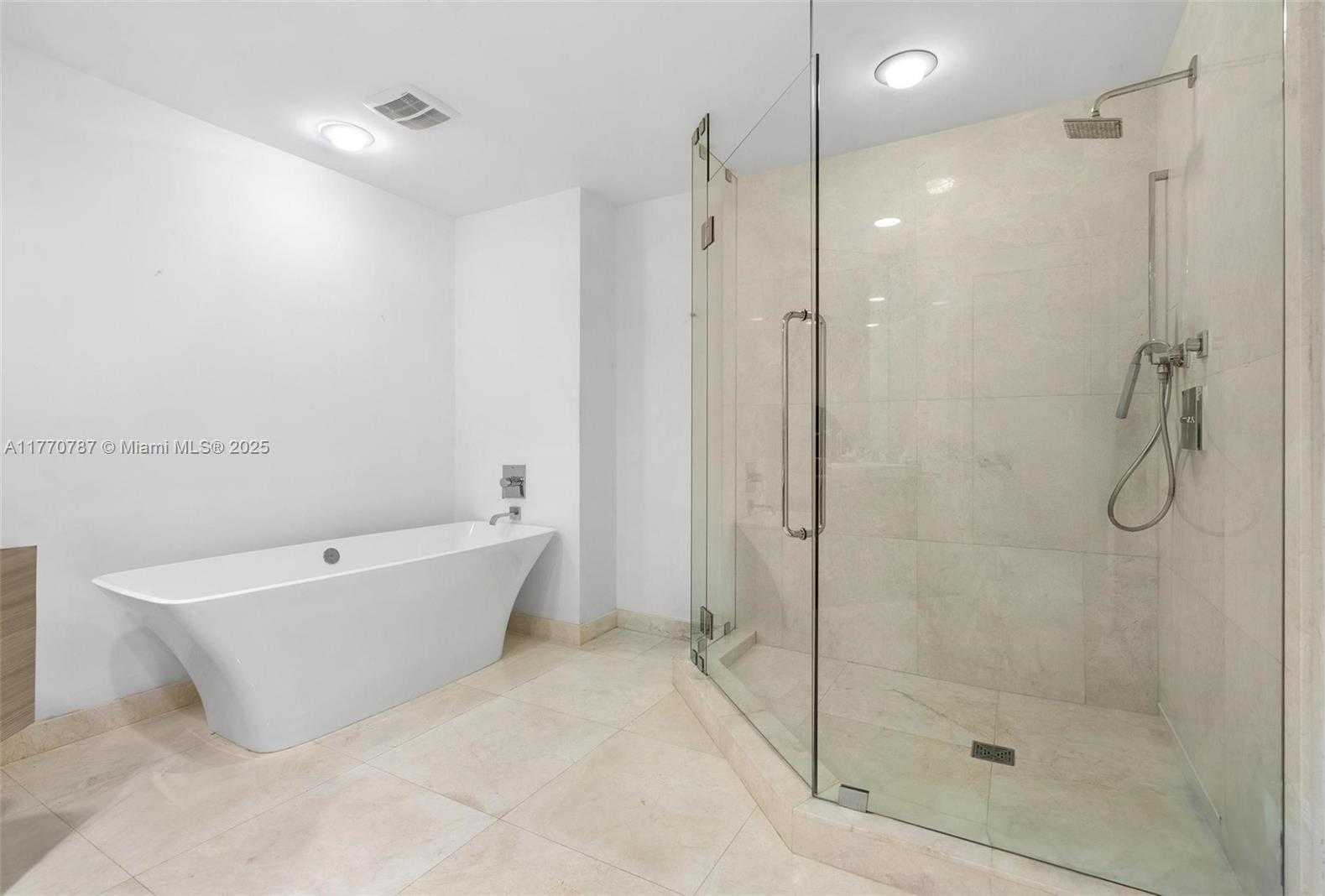 Small Image of 17301 BISCAYNE BLVD #211, North Miami Beach Number 20