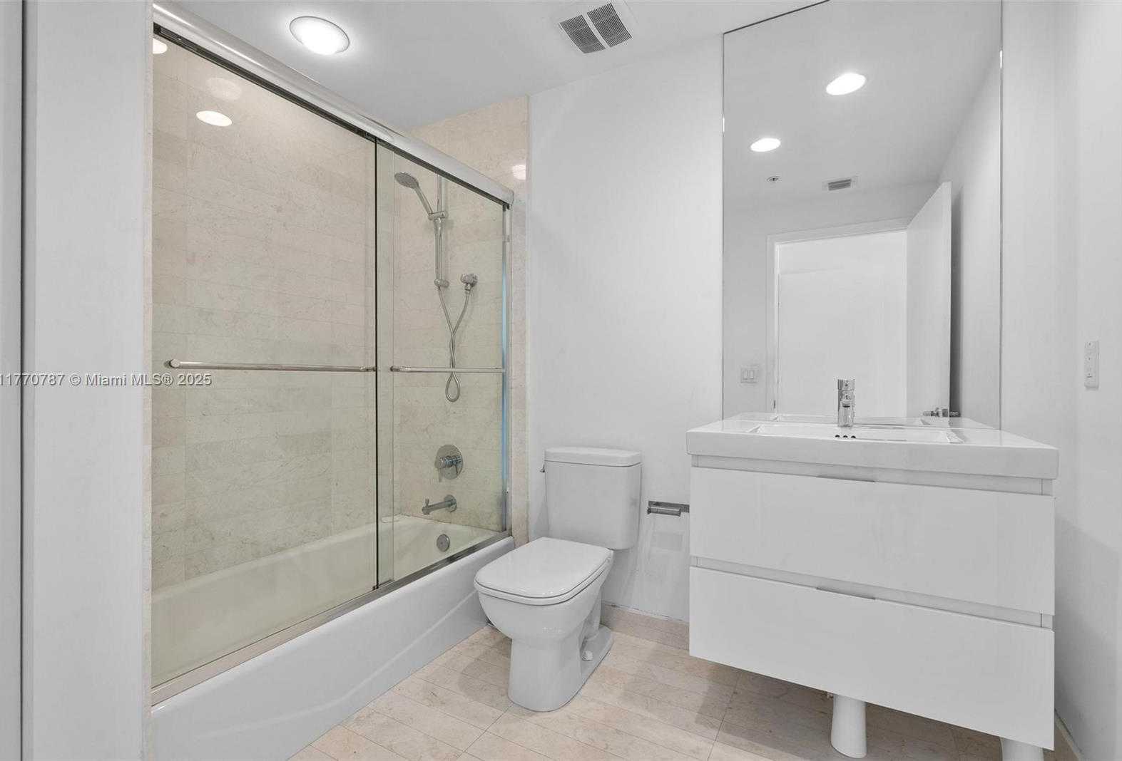 Small Image of 17301 BISCAYNE BLVD #211, North Miami Beach Number 22