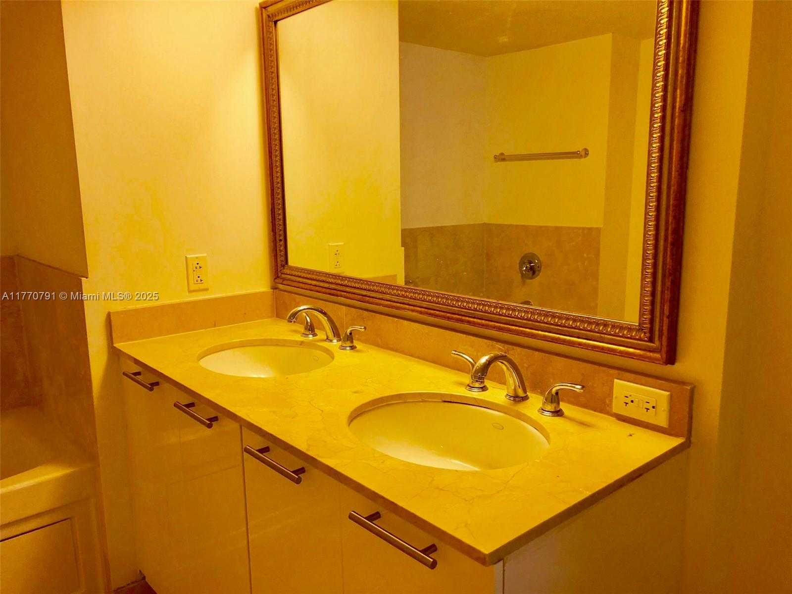 Small Image of 1800 NORTH BAYSHORE DR #1611, Miami Number 2