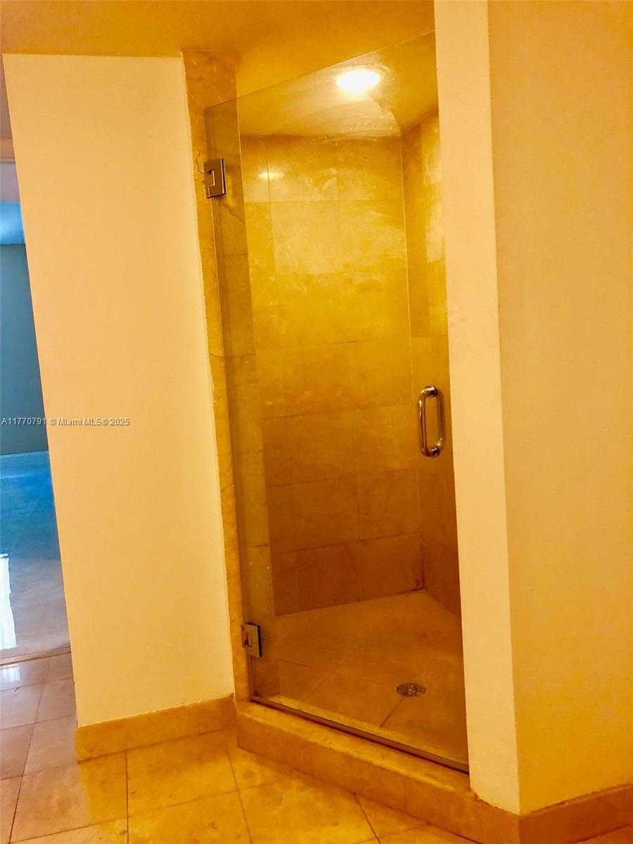 Small Image of 1800 NORTH BAYSHORE DR #1611, Miami Number 4