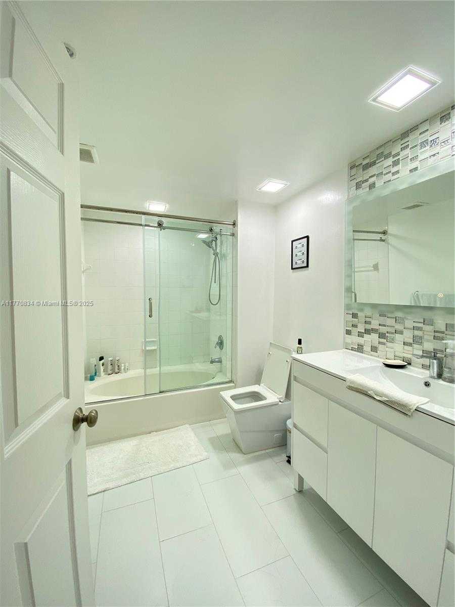 Small Image of 2000 NORTH BAYSHORE DR #616, Miami Number 14