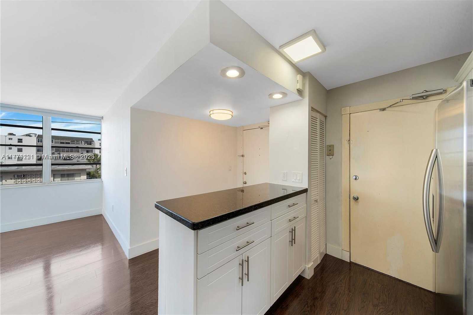 Small Image of 2016 BAY DR #304, Miami Beach Number 12