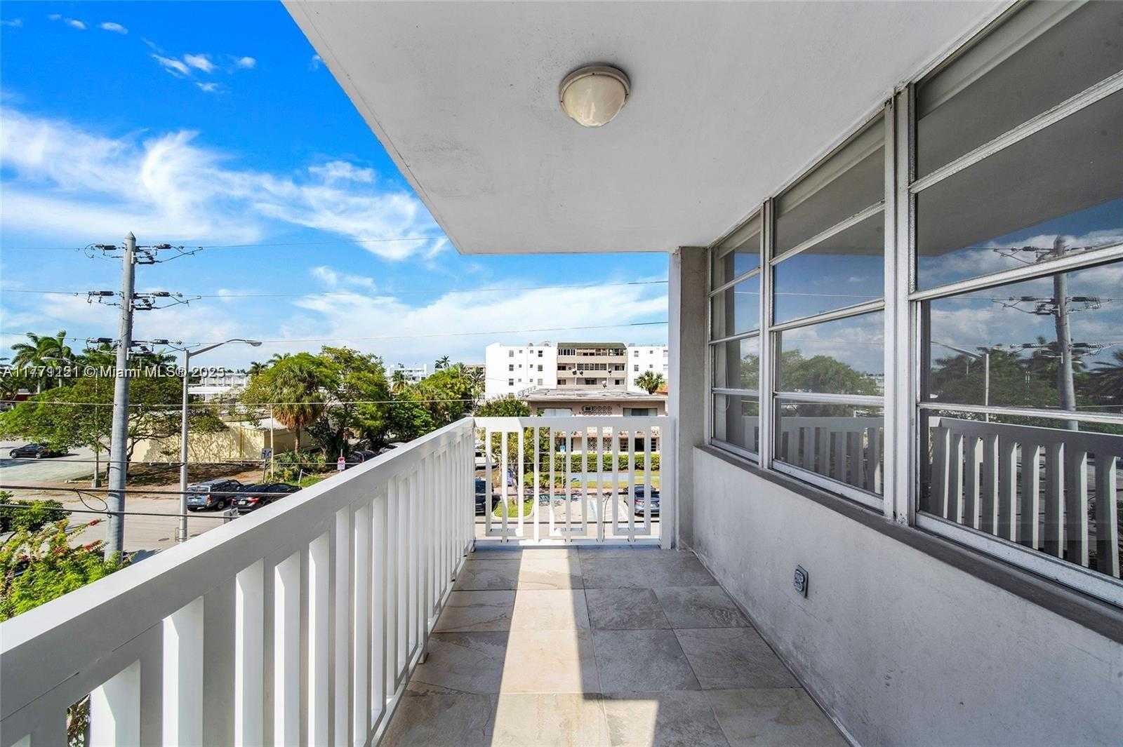 Small Image of 2016 BAY DR #304, Miami Beach Number 13