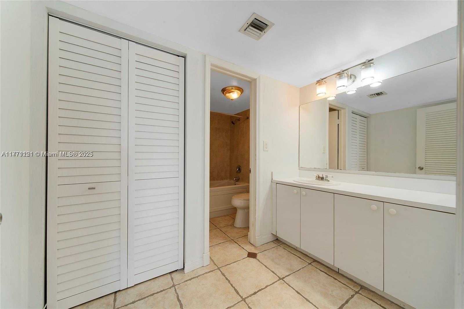 Small Image of 2016 BAY DR #304, Miami Beach Number 15