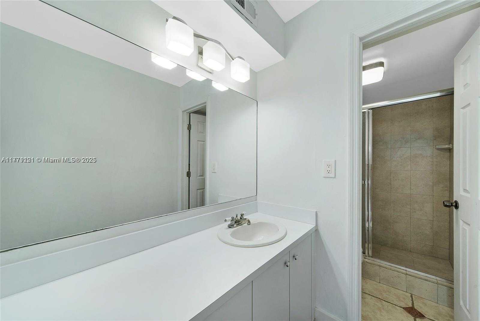 Small Image of 2016 BAY DR #304, Miami Beach Number 17