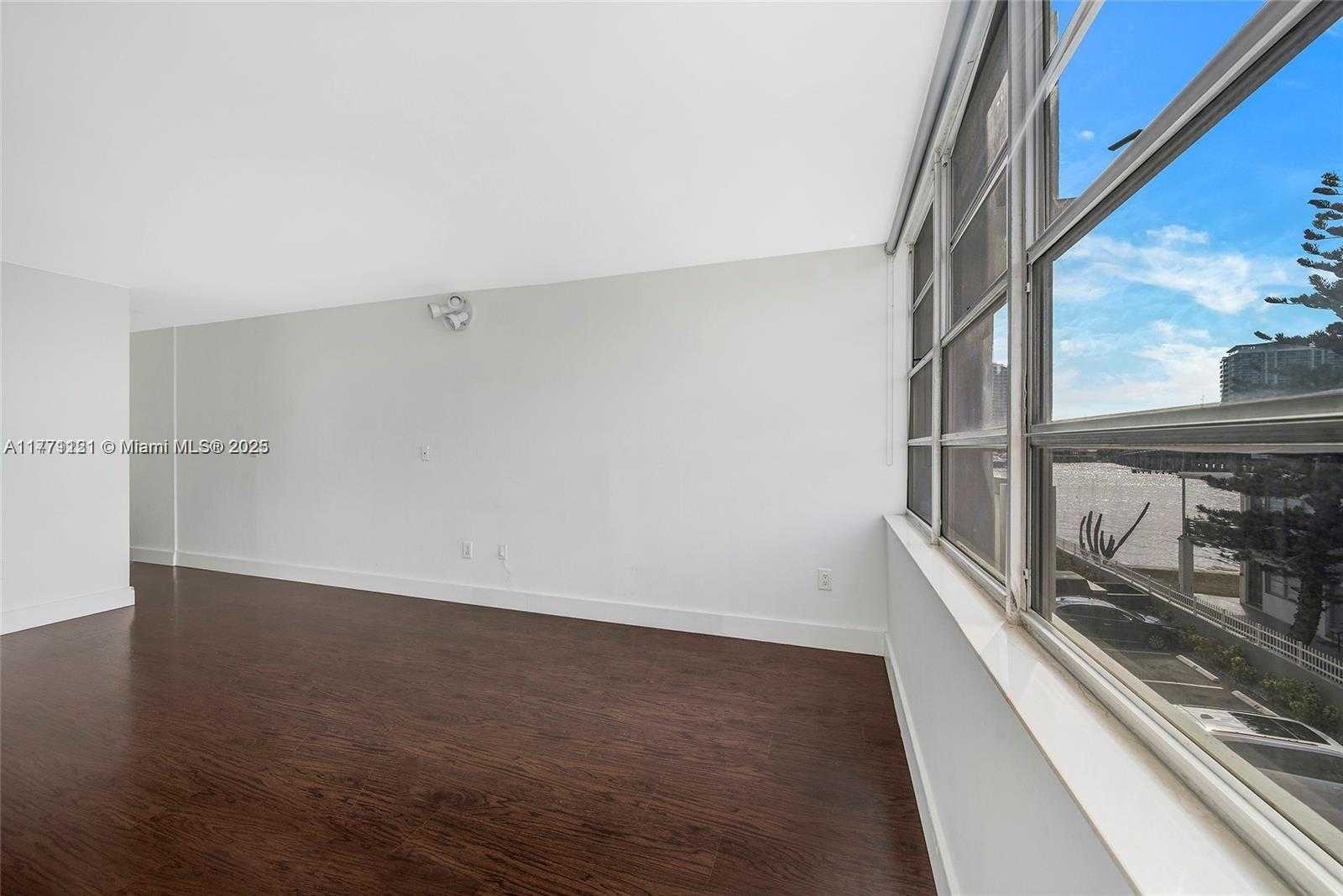 Small Image of 2016 BAY DR #304, Miami Beach Number 20