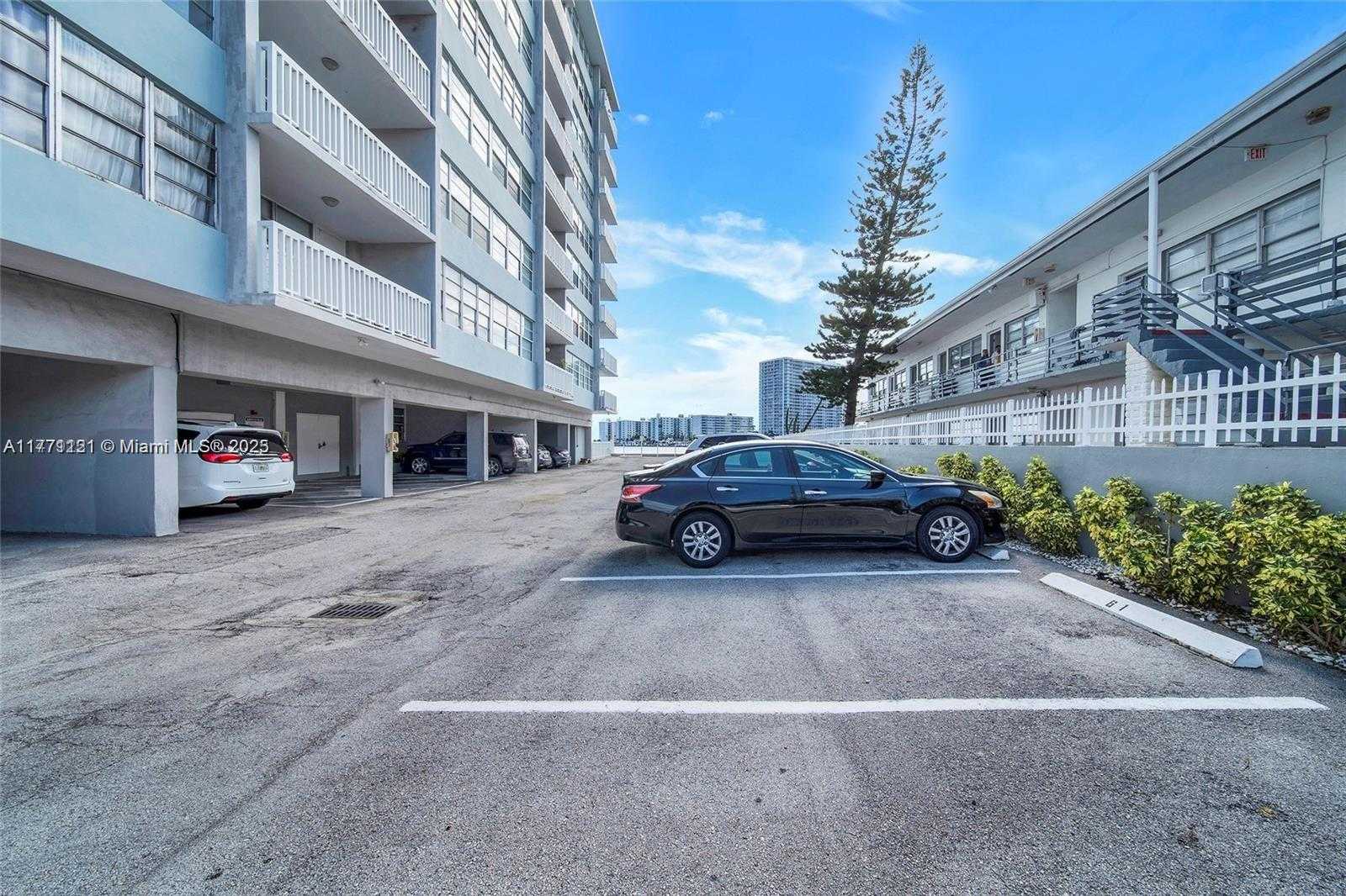 Small Image of 2016 BAY DR #304, Miami Beach Number 4
