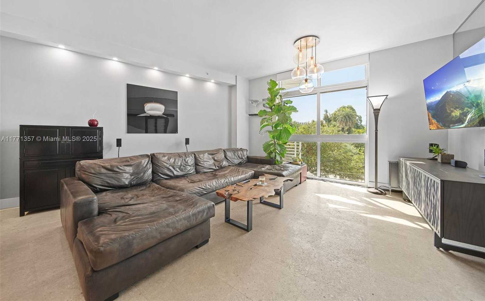 Small Image of 2001 MERIDIAN AVE #308, Miami Beach Number 3