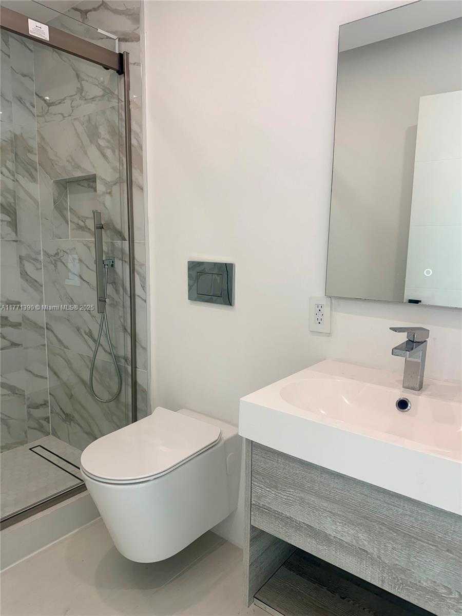 Small Image of 800 CLAUGHTON ISLAND DR #2404, Miami Number 12
