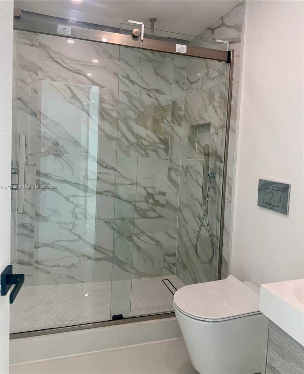 Small Image of 800 CLAUGHTON ISLAND DR #2404, Miami Number 13
