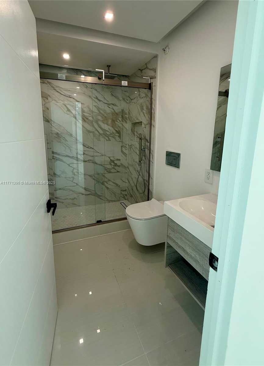 Small Image of 800 CLAUGHTON ISLAND DR #2404, Miami Number 14