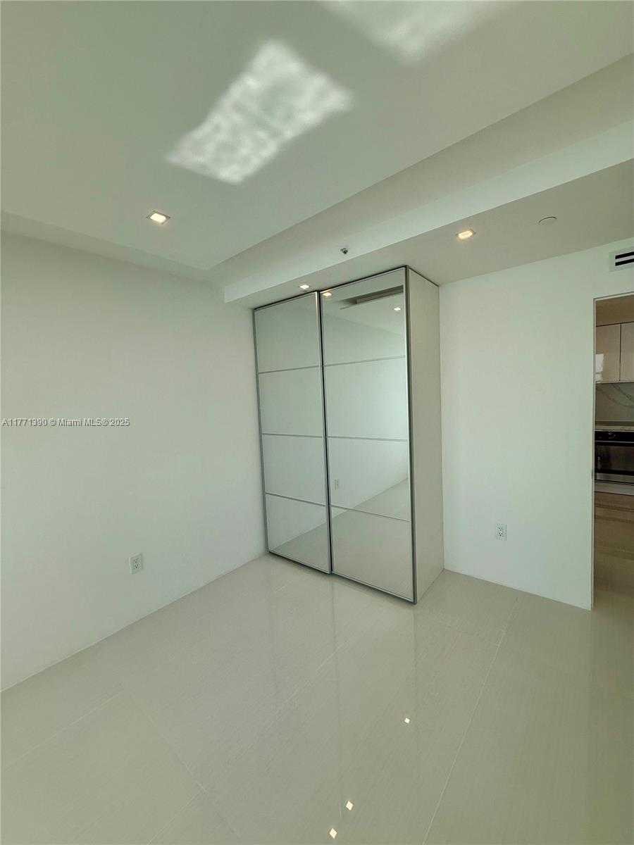 Small Image of 800 CLAUGHTON ISLAND DR #2404, Miami Number 16