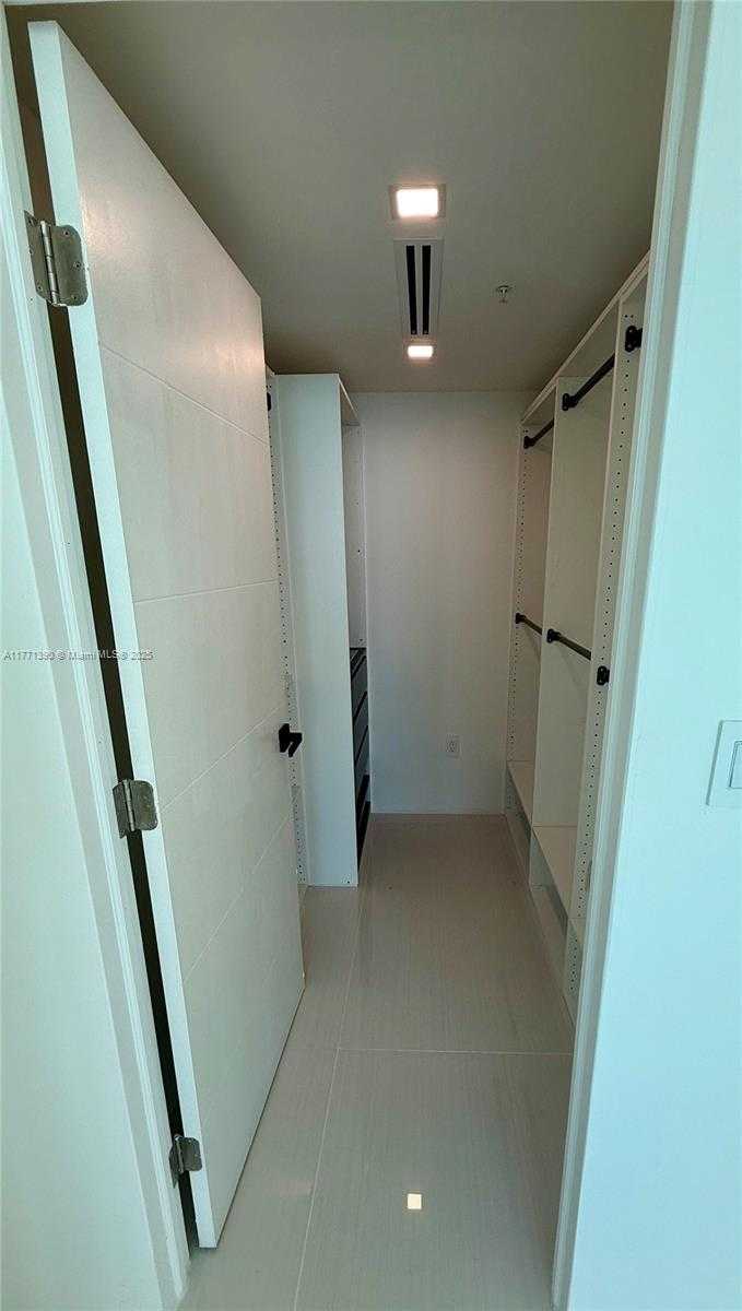 Small Image of 800 CLAUGHTON ISLAND DR #2404, Miami Number 18