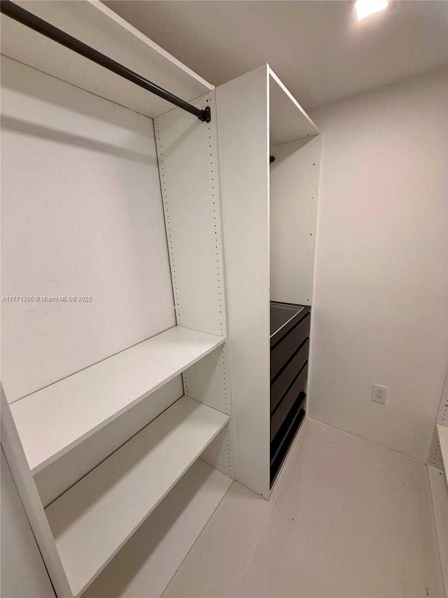 Small Image of 800 CLAUGHTON ISLAND DR #2404, Miami Number 19