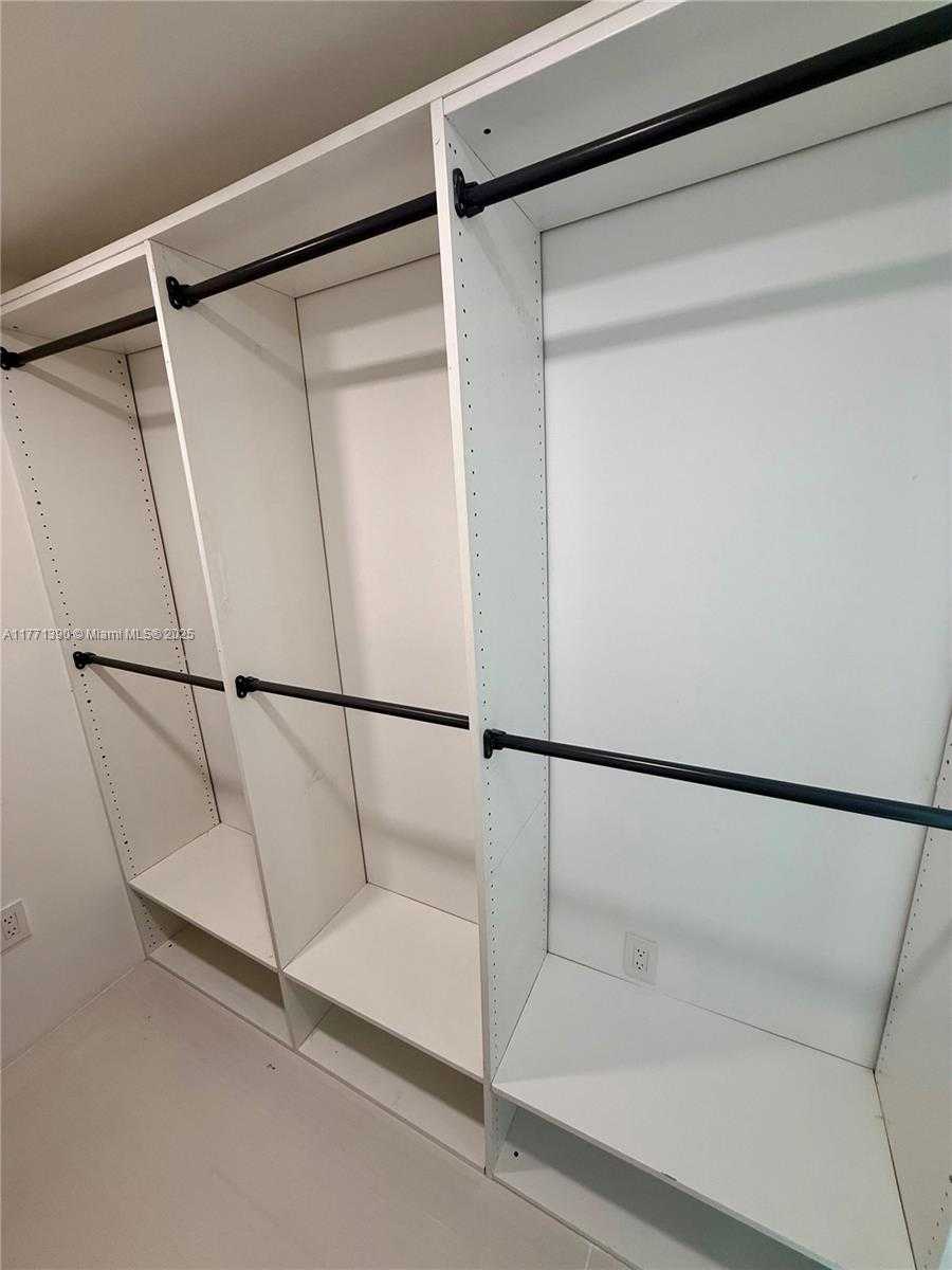 Small Image of 800 CLAUGHTON ISLAND DR #2404, Miami Number 20