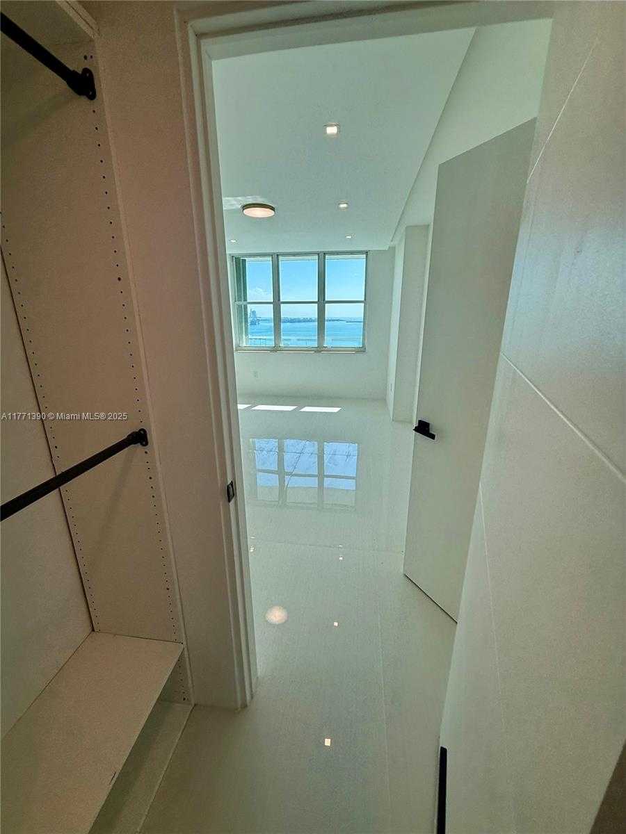 Small Image of 800 CLAUGHTON ISLAND DR #2404, Miami Number 22