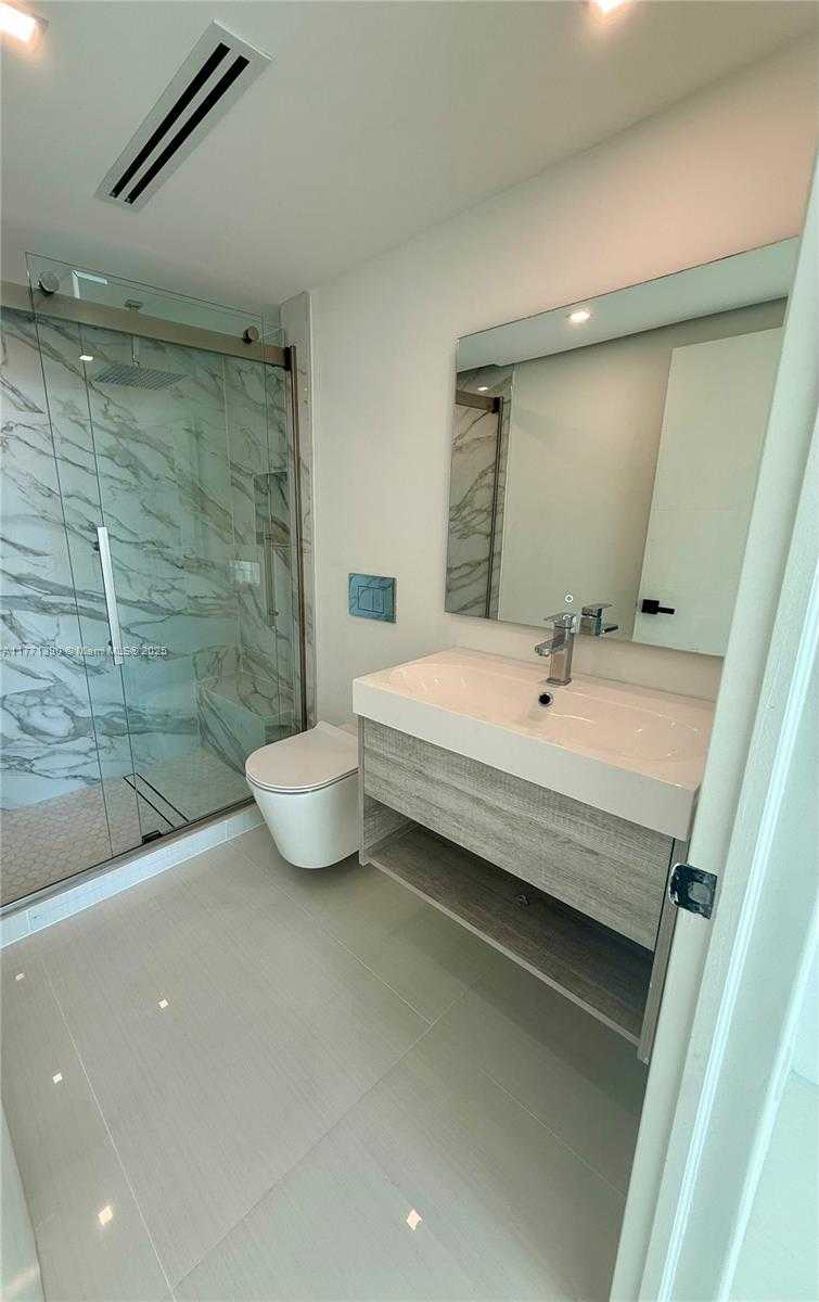 Small Image of 800 CLAUGHTON ISLAND DR #2404, Miami Number 23