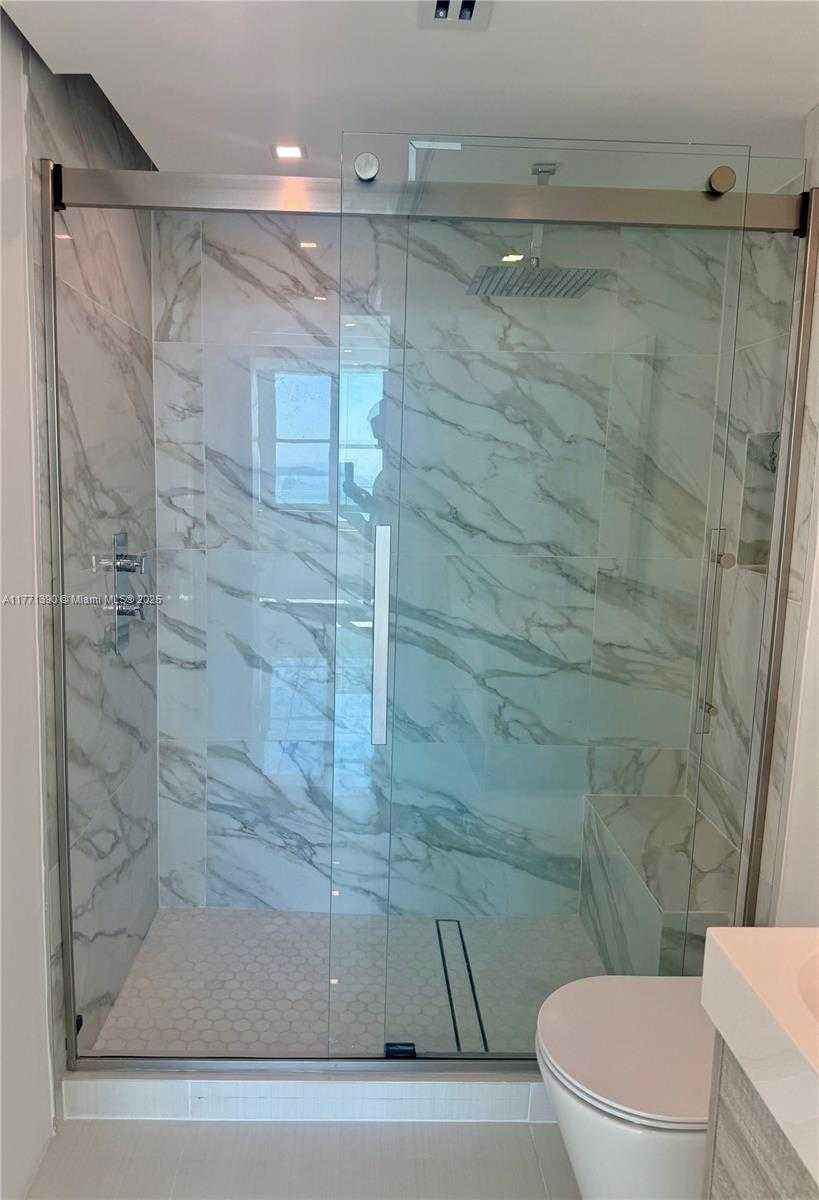Small Image of 800 CLAUGHTON ISLAND DR #2404, Miami Number 24