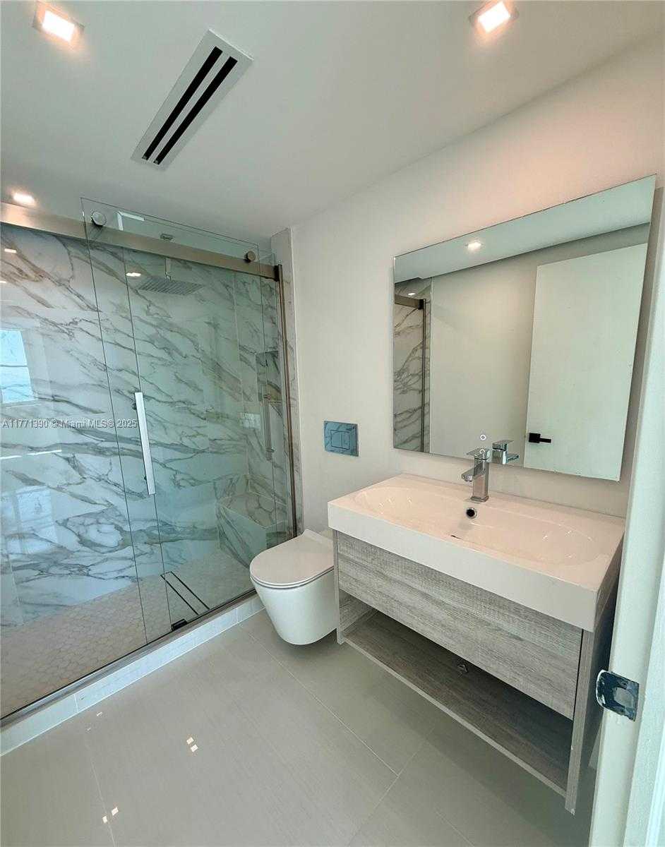 Small Image of 800 CLAUGHTON ISLAND DR #2404, Miami Number 25
