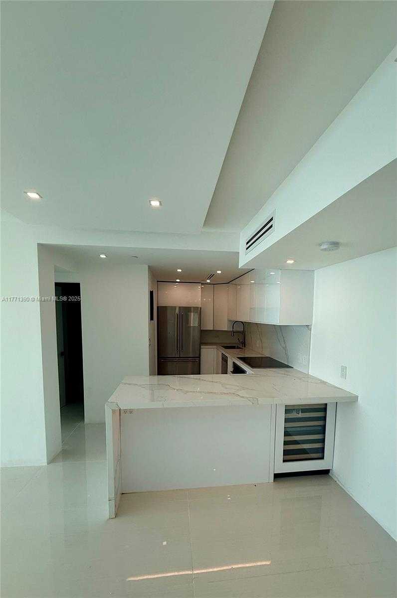 Small Image of 800 CLAUGHTON ISLAND DR #2404, Miami Number 4