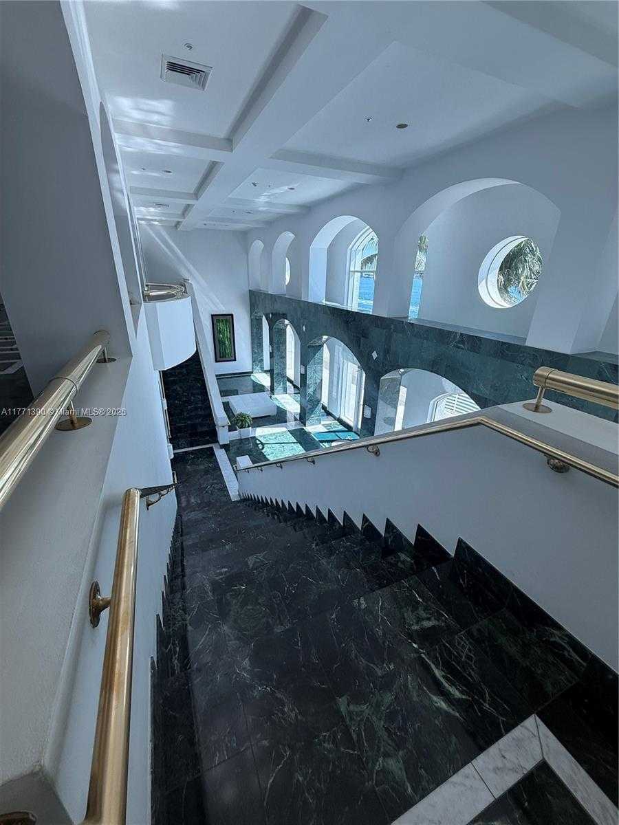 Small Image of 800 CLAUGHTON ISLAND DR #2404, Miami Number 40