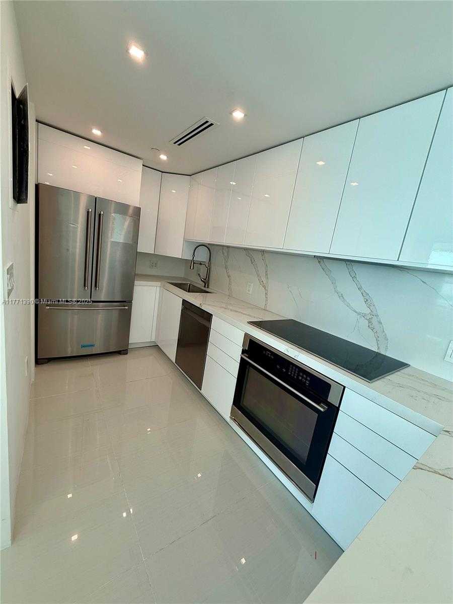 Small Image of 800 CLAUGHTON ISLAND DR #2404, Miami Number 5