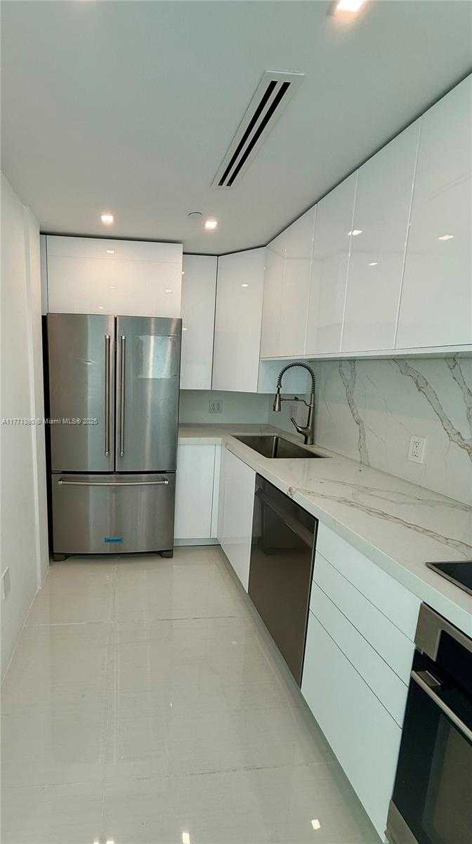Small Image of 800 CLAUGHTON ISLAND DR #2404, Miami Number 6