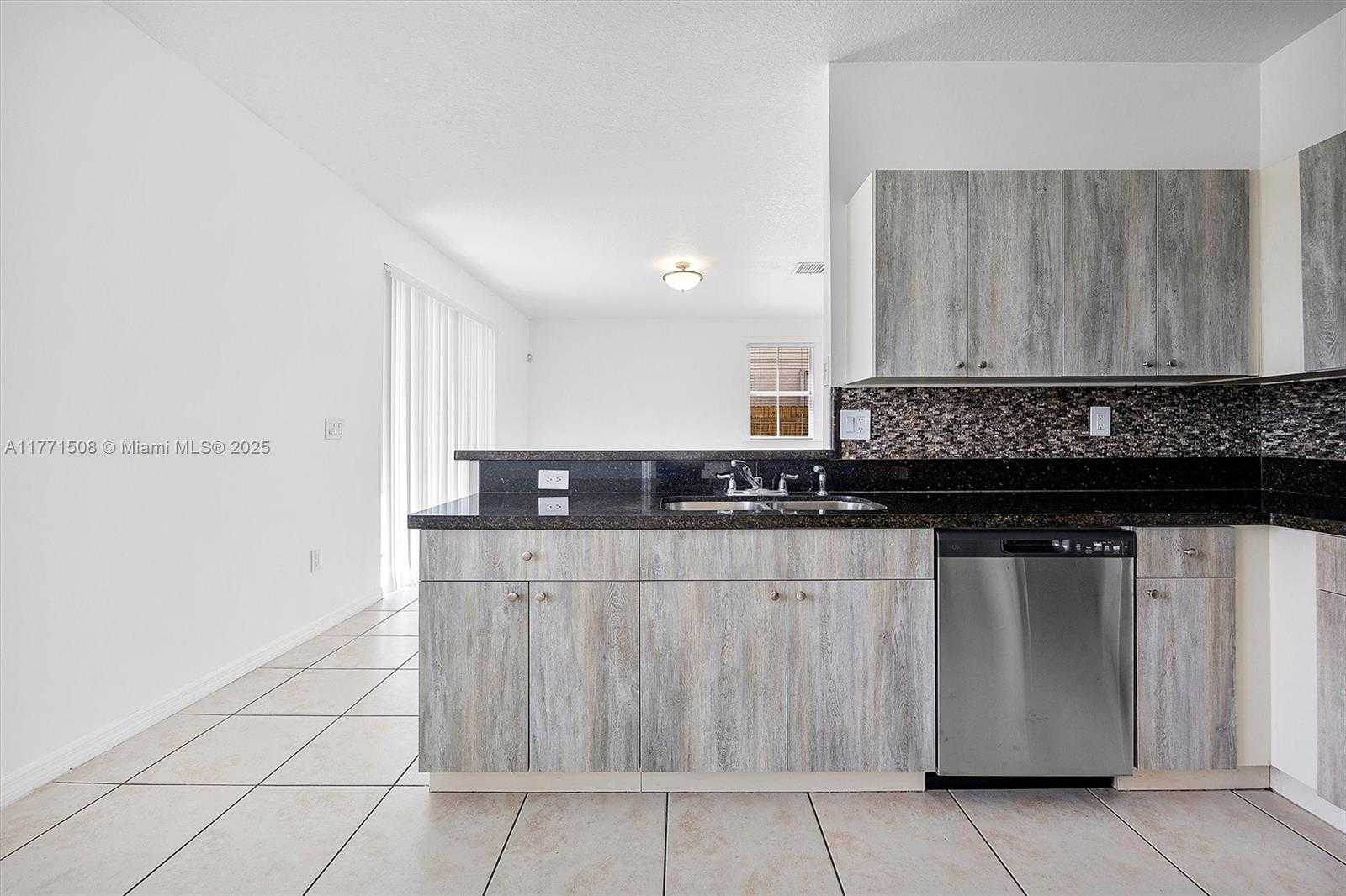 Small Image of 6161 SOUTH WEST 157TH PL, Miami Number 4