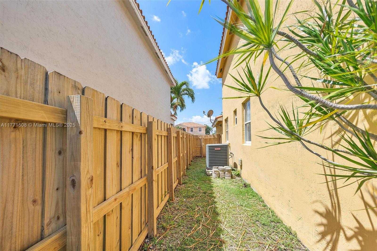 Small Image of 6161 SOUTH WEST 157TH PL, Miami Number 49