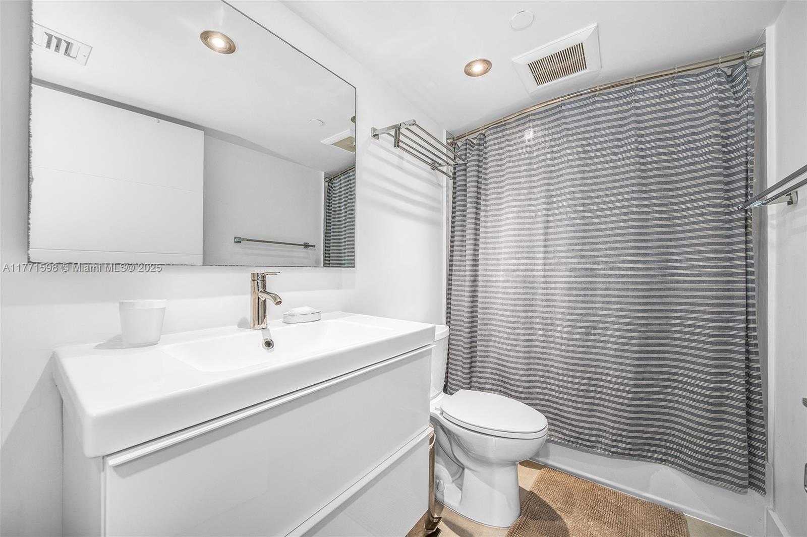 Small Image of 201 CRANDON BLVD #827, Key Biscayne Number 31