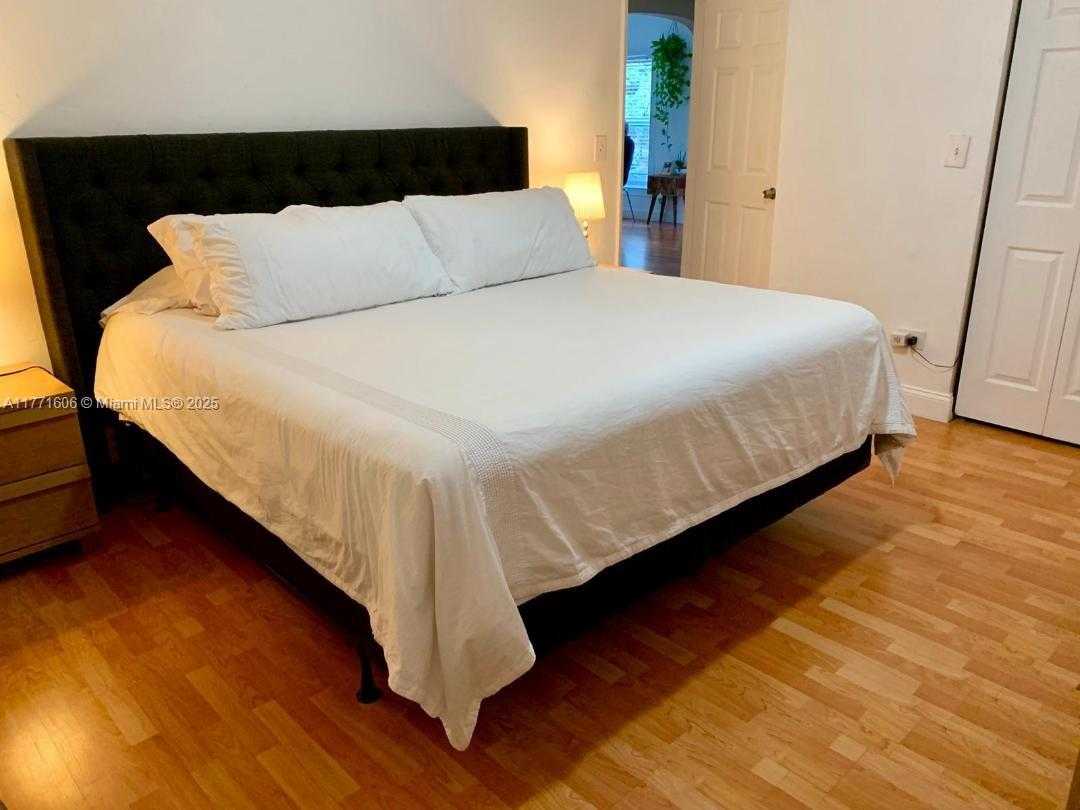 Small Image of Miami Number 9