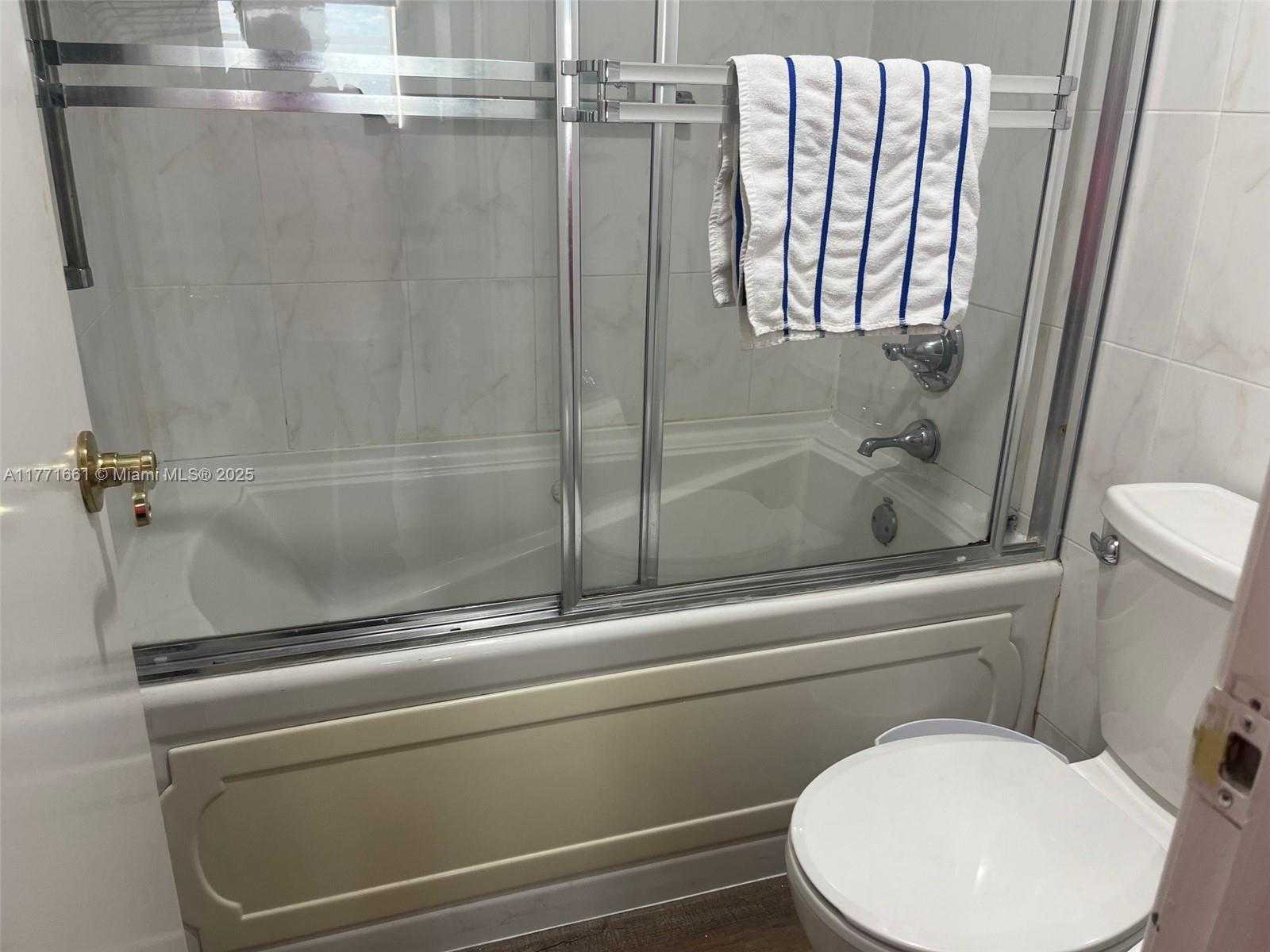 Small Image of 300 BAYVIEW DR #1516, Sunny Isles Beach Number 10