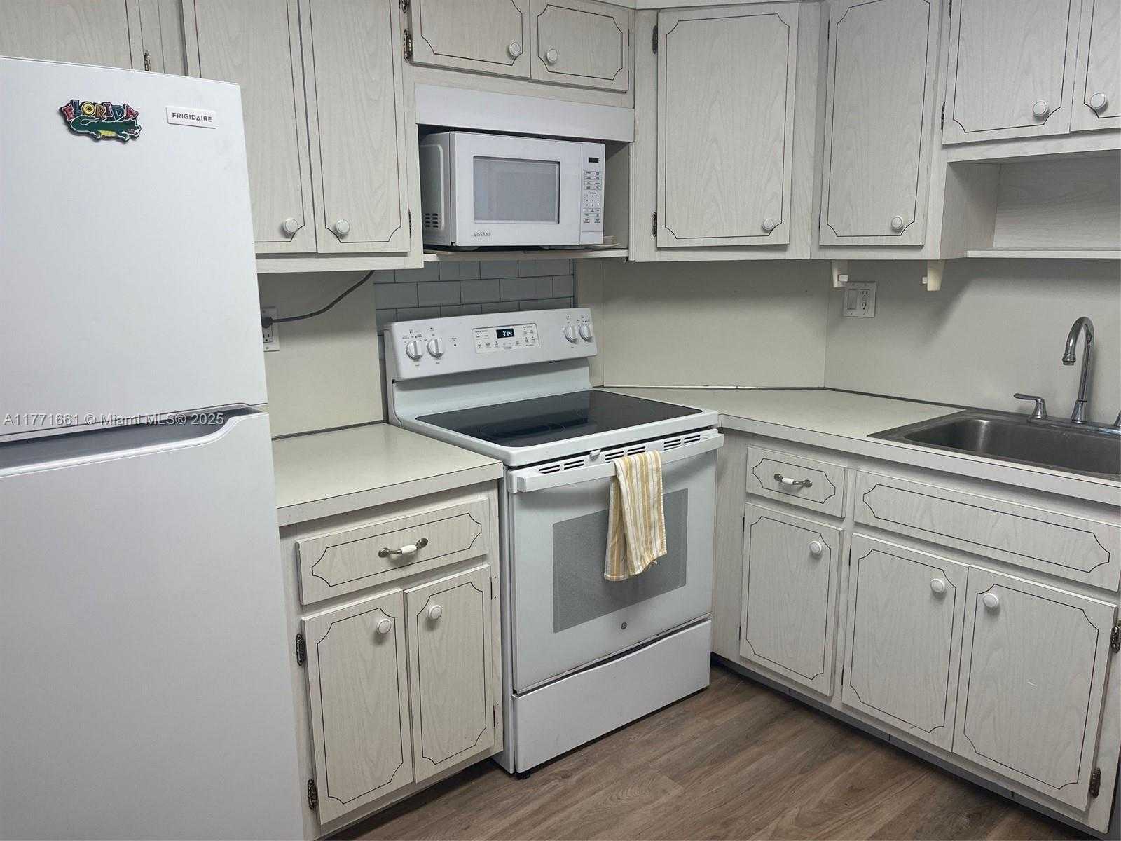 Small Image of 300 BAYVIEW DR #1516, Sunny Isles Beach Number 2