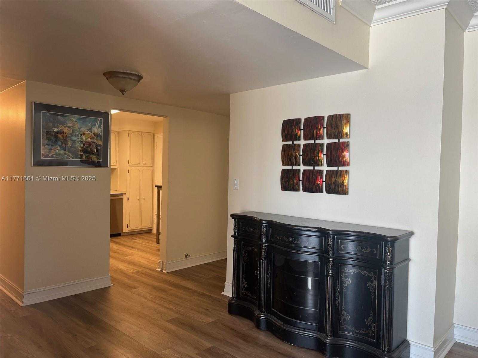 Small Image of 300 BAYVIEW DR #1516, Sunny Isles Beach Number 3