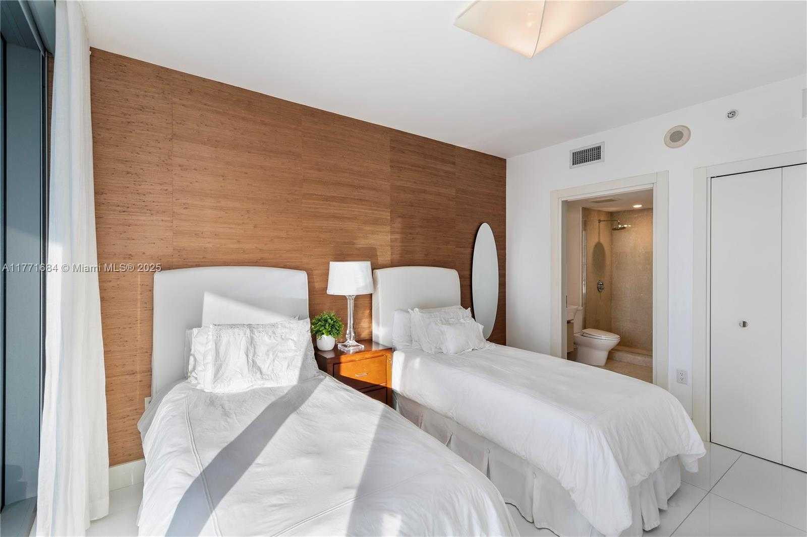 Small Image of 200 BISCAYNE BOULEVARD WAY #3904, Miami Number 16