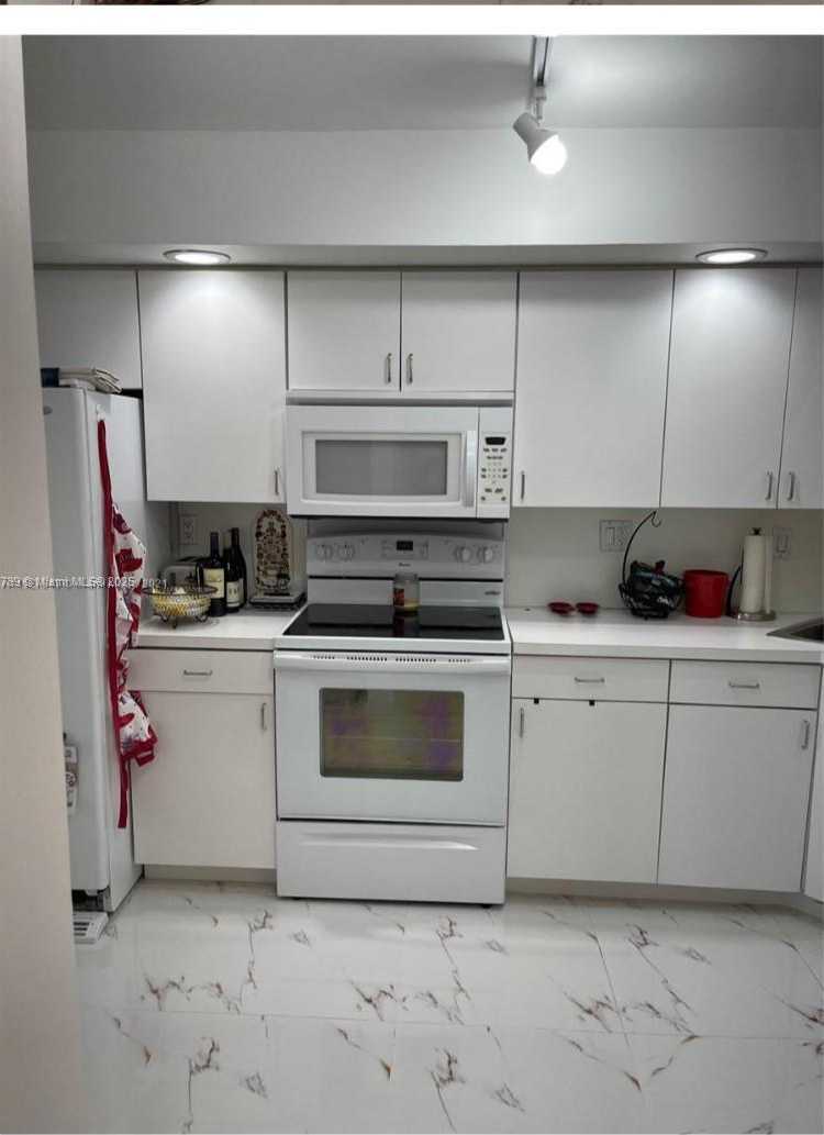 Small Image of 6423 COLLINS AVE #1709, Miami Beach Number 2