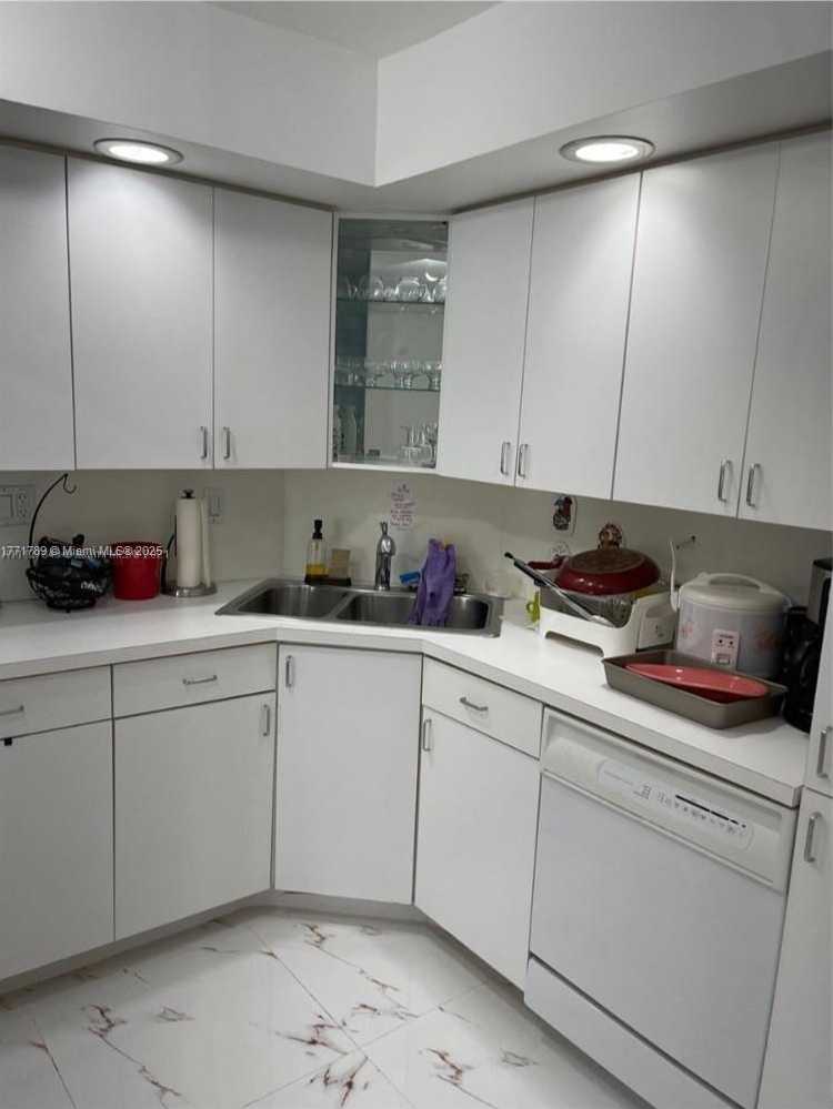 Small Image of 6423 COLLINS AVE #1709, Miami Beach Number 3