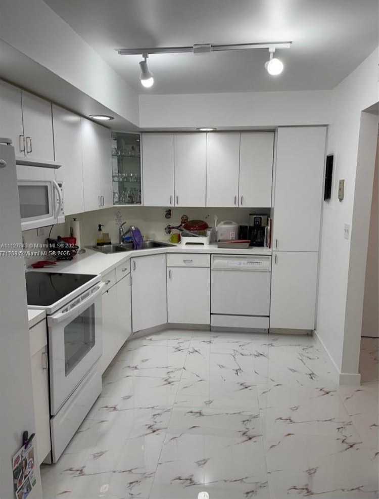 Small Image of 6423 COLLINS AVE #1709, Miami Beach Number 4