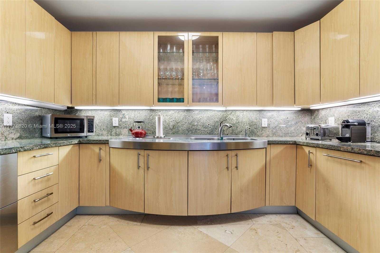 Small Image of 100 SOUTH POINTE DR #1810, Miami Beach Number 13